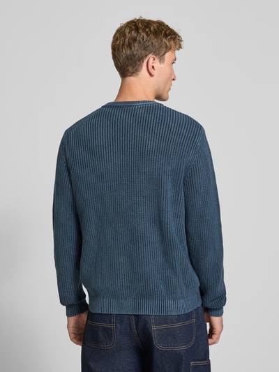 Männermodel trägt Regular Fit Pullover aus reiner Baumwolle Modell 'DORIAN CREW' von Pepe Jeans in Dunkelblau, Strukturstrick, Ganzkörperansicht Rückansicht, Herren Pullover von Pepe Jeans.