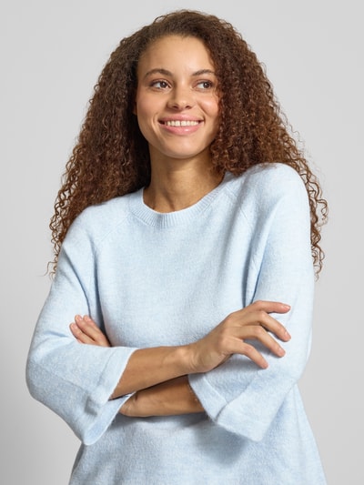 Frauenmodel trägt Oversized Strickpullover mit 3/4-Arm Modell 'SIMONI' von ONLY, Optik: Unifarben, Strickoptik, Melange, Nahaufnahme Oberkörper.