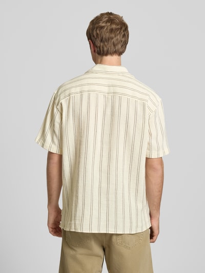 Männermodel trägt Regular Fit Freizeithemd mit Strukturmuster Modell 'COBA' von Jack & Jones aus Baumwoll-Mix, Rückenansicht Ganzkörperansicht.
