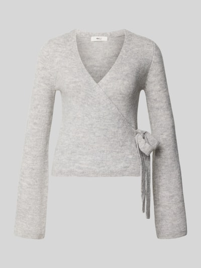 Produktfoto, Regular Fit Cardigan mit Woll-Anteil in Wickel-Optik von Gina Tricot, hellgrau meliert, weiche Textur, V-Ausschnitt, elastischer Material-Mix