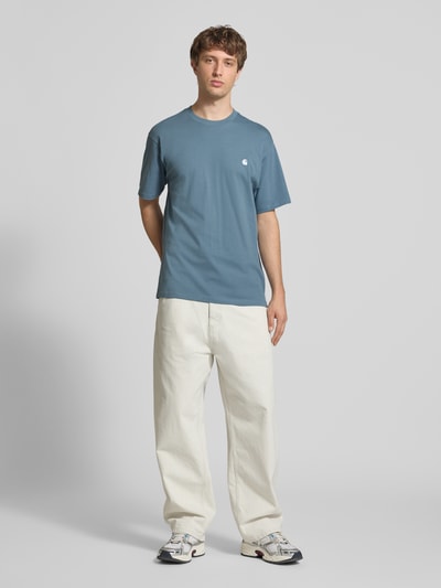Männermodel trägt Herren T-Shirt mit Label-Stitching Modell 'Madison' von Carhartt Work In Progress in Blau, Reine Baumwolle, Regular-Fit, Rundhalsausschnitt, Rückenlänge bei Größe M 75 cm, Ganzkörperansicht von vorne.