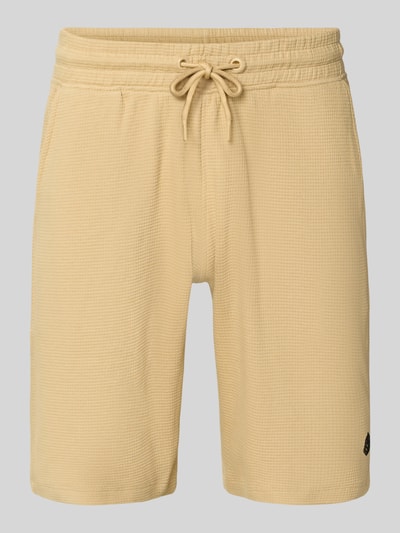 Productfoto, Straight Fit Shorts met Logo-Stitching model 'Fillip' van Blend, zuiver katoen, structuurpatroon, steekzakken, elastische taille met trekkoord, beige kleur, context: heren shorts, achterzakken, taillewijdte maat M 39 cm, binnenbeenlengte maat M 26 cm