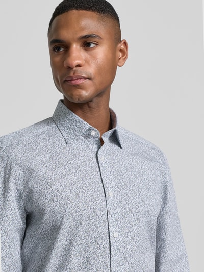 Männermodel trägt Slim Fit Business-Hemd im Allover-Look mit Kentkragen von OLYMP Level Five aus reiner Baumwolle, Nahaufnahme Oberkörper.
