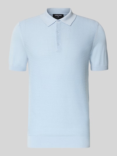 Produktfoto, Regular Fit Poloshirt aus reiner Baumwolle von Strellson in hellblauer Strickoptik mit Struktur-Muster, Polokragen, Feinstrick und kurzen Ärmeln.