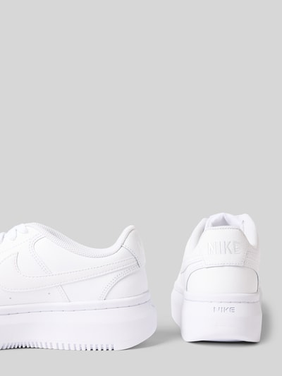Produktfoto, weißer Sneaker aus Leder-Mix mit Logo-Detail, abgerundete Passform, Modell 'Court Vision' von Nike, Absatzhöhe 4 cm, Schafthöhe 6 cm, Schaftweite 6 cm