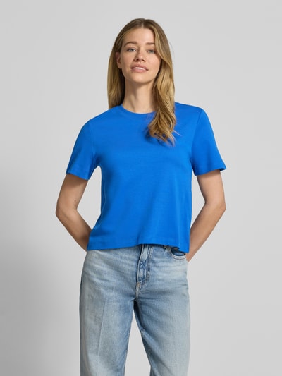 Frauenmodel trägt Regular Fit T-Shirt aus reiner Baumwolle von s.Oliver RED LABEL in Optik: Unifarben, leuchtend Blau, Jersey-Struktur, Länge: Cropped, Rundhals-Ausschnitt, Ärmelform: Kurzarm, Ganzkörperansicht von vorne.