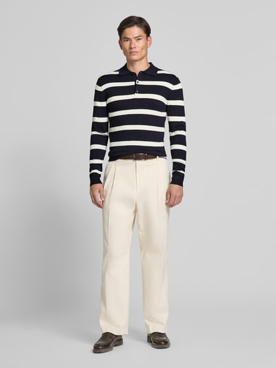 Mannenmodel draagt gebreide pullover met polokraag Model 'VERO' van MCNEAL, Viscosemix, recht model, ribboorden, geheel vooraanzicht.