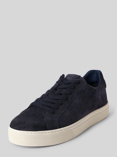 Produktfoto, Low Top Sneaker aus reinem Rindsleder von Marc O'Polo in dunkelblauem Veloursleder, runde Schuhspitze, flache helle Sohle, unifarbene Optik, Label-Prägung und Stitching, Schnürverschluss, strukturierte Sohle