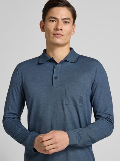 Männermodel trägt Poloshirt mit Brusttasche von Lerros in Blau, Baumwoll-Mix, Regular-Fit, Label-Detail, Nahaufnahme Oberkörper.