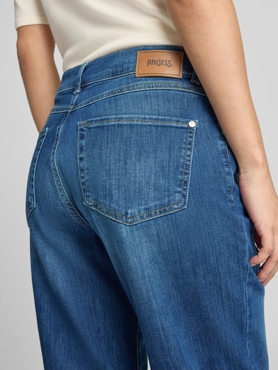Frauenmodel trägt Barrel Jeans aus Baumwoll-Mix Modell 'Evy' von ANGELS in mittlerem Blau mit sichtbarer Gesäßtasche, Nahaufnahme Rückansicht, Damen Barrel Jeans von ANGELS.