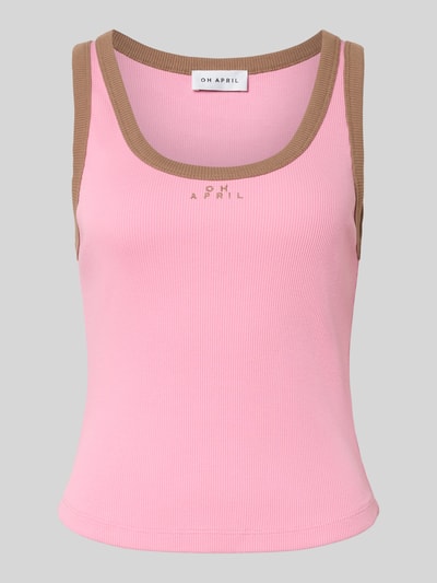Produktfoto, Slim Fit Top mit Logo-Stitching Modell 'Fiora' von OH APRIL, rosa mit beigefarbenem Rundhalsausschnitt, Strukturmuster, elastischer Baumwoll-Mix