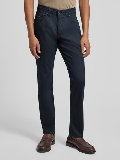 Männermodel trägt Hose im 5-Pocket-Design Modell 'CORDOBA' von bugatti in Dunkelblau, Baumwoll-Mix, Straight Fit, Nahaufnahme Oberkörper