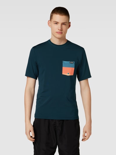 Billabong T-shirt o luźnym kroju z kieszenią na piersi model ‘TEAM POCKET’ Ciemnoniebieski 4