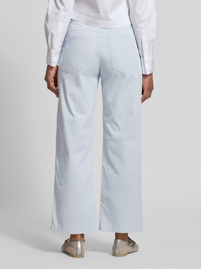 Vrouwenmodel draagt Straight Leg Hose aus Baumwoll-Mix Modell 'MAINE S' van Brax, look: effen, pasvorm: straight fit, lengte: kort, sluiting: knoop- en ritssluiting, details: riemlussen, zakken (onderstuk): 5-pocketmodel, materiaal: katoenmix, geheel lichaam achteraanzicht.