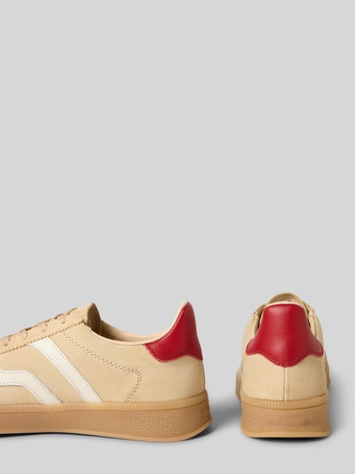 Productfoto, Sneaker uit echt leer model 'Cuzima' van Gant, beige met rood detail, afgeronde fit, geprofileerde zool, logodesign, dames