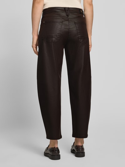 Frauenmodel trägt Loose Fit Barrel Jeans aus Modal-Mix Modell 'DANNI 2.3' von MAC in Dunkelbraun, glatte Textur, Damen Barrel Jeans, Ganzkörperansicht Rückansicht.