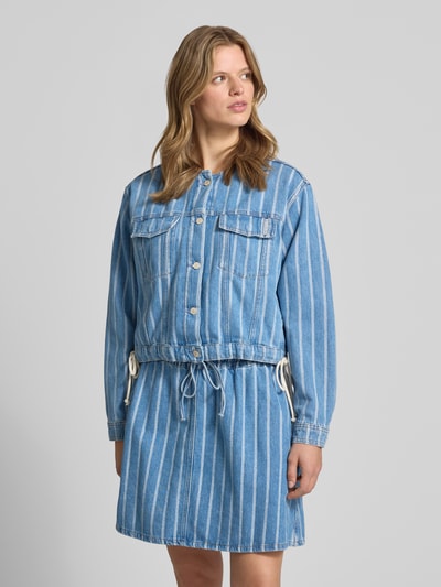 Frauenmodel trägt Relaxed Fit Jeansjacke aus reiner Baumwolle - Special Drop von Marc O'Polo Denim, gestreift in Denim-Optik, Knopfleiste, Langarm, aufgesetzte Brusttaschen, Binde-Details, Cropped-Länge, reine Baumwolle, Ganzkörperansicht von vorne.