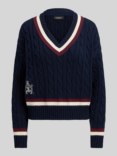 Produktfoto, Regular Fit Strickpullover aus reiner Baumwolle von Lauren Ralph Lauren in Dunkelblau mit Zopfmuster, Logo-Detail, Kontraststreifen, gerippten Abschlüssen und V-Ausschnitt, unifarbene Optik