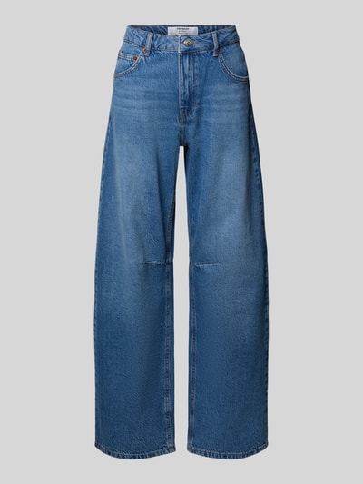 Produktfoto, Barrel Fit Jeans mit Eingrifftaschen Modell 'ALMA' von Topshop aus Reine Baumwolle, mittleres Blau, strukturierte Denim-Oberfläche, Damen Jeans, Bundweite 34 cm, Innenbeinlänge 75 cm, Vorderansicht.