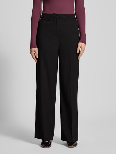Frauenmodel trägt schwarze Bundfaltenhose mit Viskose-Anteil Modell 'ROSA' von Pieces, Wide Leg, High Waist, Nahaufnahme Oberkörper.