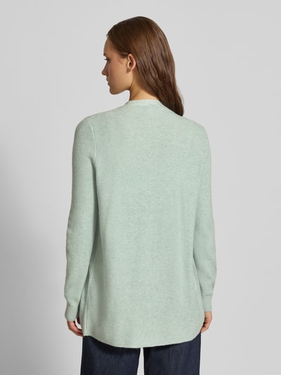 Frauenmodel trägt Regular Fit Strickjacke aus Viskose-Mix Modell 'MARY' von ONLY in hellgrün mit feiner Strickstruktur, Ganzkörperansicht Rückansicht, Damen Strickjacke von ONLY.
