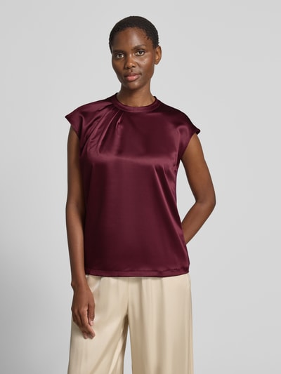 Frauenmodel trägt T-Shirt mit Drapierungen und Kappärmeln von Jake*s Collection, weinroter Satin, Regular Fit, Rundhalsausschnitt, Nahaufnahme Oberkörper.