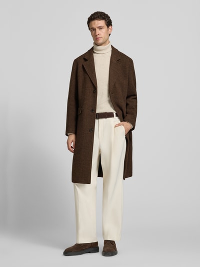 Männermodel trägt Regular Fit Wollmantel mit Pattentaschen von Selected, melierte Optik, Strukturmuster, Reverskragen, Wollmix, Ganzkörperansicht von vorne.
