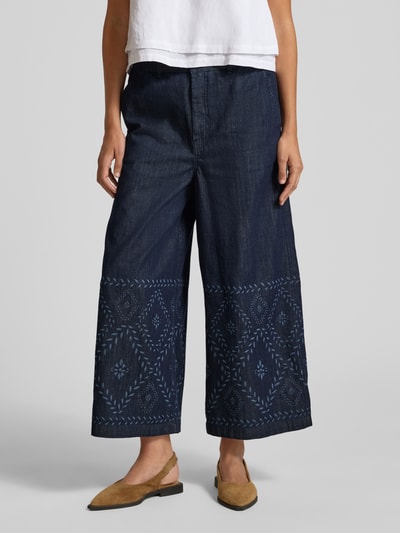 Frauenmodel trägt Wide-Leg-Pants aus dunklem Baumwoll-Denim Modell 'LAMPADA' von Weekend Max Mara, Damen Loose-Fit Jeans, Nahaufnahme Unterkörper.
