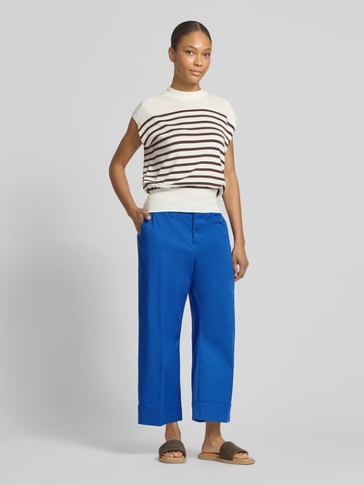 Modelka nosi Wide Leg Culotte aus Baumwoll-Mix od s.Oliver RED LABEL, niebieski kolor, krój wide leg, bawełniany materiał, długość 7/8, widok całej sylwetki z przodu.