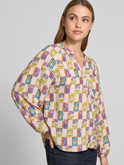Frauenmodel trägt Regular Fit Bluse aus Viskose im Allover-Look von Emily Van den Bergh, bunte Muster, V-Ausschnitt, Ganzkörperansicht von vorne. Reine Viskose, Rückenlänge bei Größe 36: 61 cm, Ärmellänge: 62 cm.