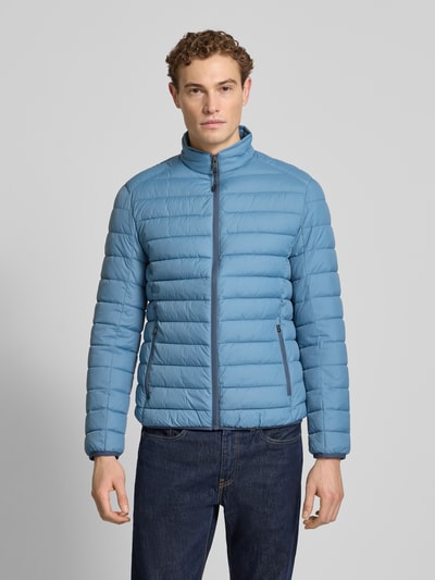 Männermodel trägt Steppjacke mit Reißverschluss von MCNEAL in Blau, Stehkragen, Reißverschlusstaschen, Regular Fit, Ganzkörperansicht von vorne