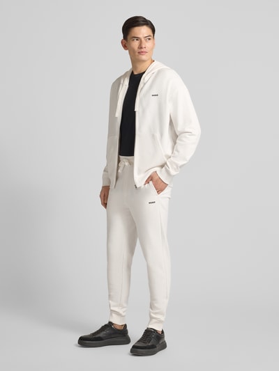 Männermodel trägt Regular Fit Jogginghose aus reiner Baumwolle Modell 'DAYOTE232' von HUGO, Optik: Unifarben, Label-Print, Sweat, Ganzkörperansicht von vorne.