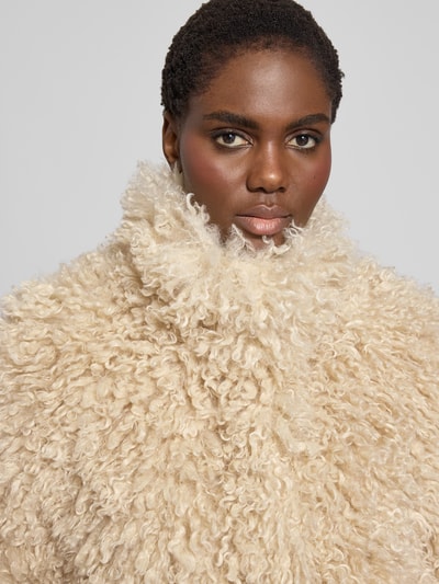 Frauenmodel trägt Jacke mit Reißverschluss und Knopfleiste von Samsøe Samsøe, Material-Mix mit Viskose-Anteil, cremefarben, Nahaufnahme Oberkörper.