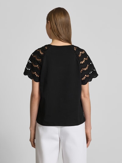 Vero Moda T-shirt o kroju regular fit z ażurową koronką model ‘BLASY’ Czarny 5