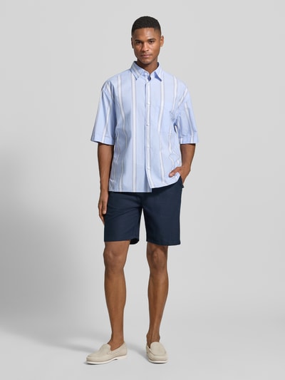 Męski model nosi Regular Fit Freizeithemd aus reiner Baumwolle von Strellson, koszula casualowa w paski, popelina, kołnierzyk typu kent, brustasza, krótki rękaw, na całej długości listwa guzikowa, wykończenie: z rozcięciami po bokach, krój regular fit, materiał: bawełna, perspektywa: całopostaciowy widok z przodu.
