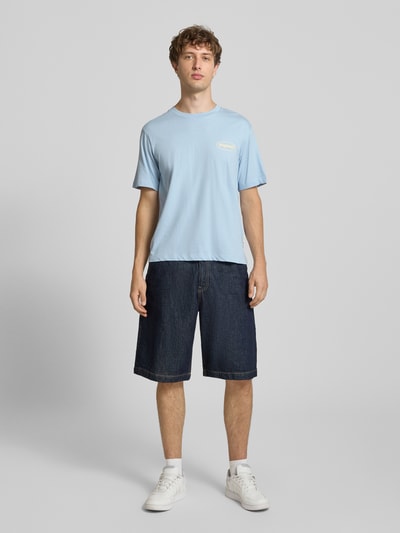 JACK & JONES t-shirt z nadrukiem z logo model 'RIVIERA VINTAGE POSTER' Jasnoniebieski 1