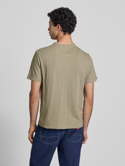 Männermodel trägt T-Shirt mit kurzer Knopfleiste von Superdry, Regular Fit, Baumwoll-Mix mit Leinen, khakifarben, Rückenansicht, Ganzkörperansicht Rückansicht.