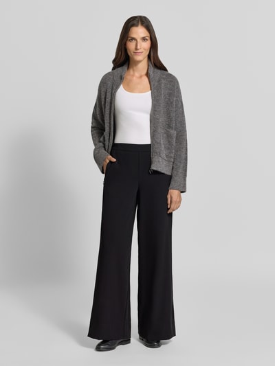 Frauenmodel trägt Weite Hose mit elastischem Bund Modell 'Coralie' von MAC, schwarze Farbe, glatte Textur, Ganzkörperansicht von vorne, Damen Weite Hose von MAC.