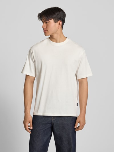 Męski model nosi Oversized T-Shirt Modell 'FISHER' od Blend z czystej bawełny, biały kolor, okrągły dekolt, długość tyłu w rozmiarze M: 72 cm, Ganzkörperansicht von vorne.