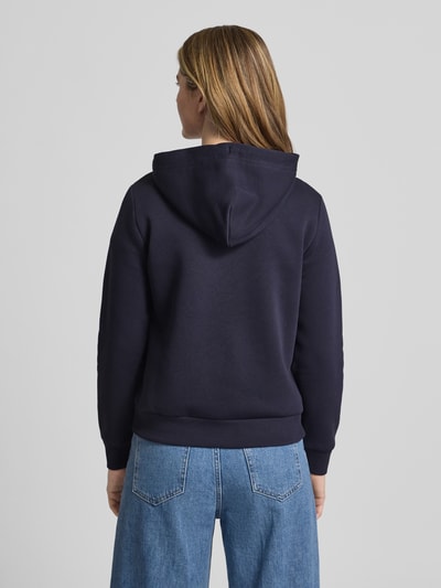 Frauenmodel trägt Sweatjacke mit Zweiwege-Reißverschluss und Label-Stitching von Gant in Dunkelblau, Baumwoll-Mix, Kapuze, Ganzkörperansicht Rückansicht