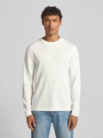 Männermodel trägt Longsleeve mit gerippten Abschlüssen Modell 'BADI' von Cinque aus reiner Baumwolle, Regular-Fit, Nahaufnahme Oberkörper.