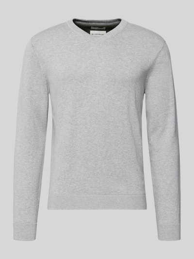 Productfoto, Regular Fit Pullover aus reiner Baumwolle van Tom Tailor in effen lichtgrijs, fijngebreid, logo-stitching, lange mouwen, geribde boorden, ronde V-hals, katoen