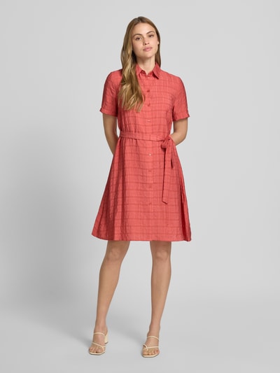 Vrouwenmodel draagt overhemdjurk uit mix van viscose en lyocell met structuurpatroon, strikceintuur, A-lijn en knielengte, Hemdblusenkleid aus Viskose-Lyocell-Mix met Bindegürtel van Jake*s Casual, ruglengte maat 36 98 cm, borstwijdte maat 36 36 cm, mouwlengte maat 36 24 cm, overhemdkraag, casual stijl, geheel in beeld vooraanzicht.