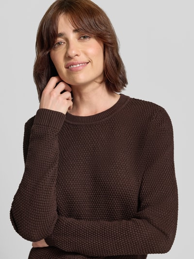 Kobiece model prezentuje sweter z dzianiny z fakturowanym wzorem i okrągłym dekoltem Model 'dalo' od VILA z bawełny krój slim fit, długość tyłu w rozmiarze S 60 cm, długość rękawów w rozmiarze S 65 cm, kolor brązowy, faktura wyraźna, zbliżenie na górną część ciała