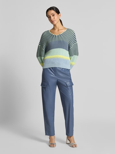 Frauenmodel trägt Straight Fit Hose in Leder-Optik mit Pattentaschen von Marc Cain, blauer Ton, elastischer Bund, Ganzkörperansicht von vorne, Damen Hose, Tunnelzug, glatte Textur