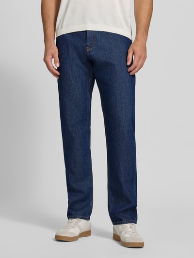 Männermodel trägt Relaxed Fit Jeans aus reiner Baumwolle Modell 'TTWAYLEN' von Tom Tailor Denim in Dunkelblau, Ganzkörperansicht von vorne, Herren Relaxed Fit Jeans von Tom Tailor Denim.