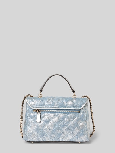 Produktfoto, Shoulder Bag in Stepp-Optik Modell 'GIULLY' von Guess, hellblau mit Glanz, Trageriemen in Ketten-Optik, Logo-Detail, Magnetverschluss, Überschlag, geteiltes Hauptfach, Maße: 24 x 16 x 8 cm, Riemenlänge 115 cm