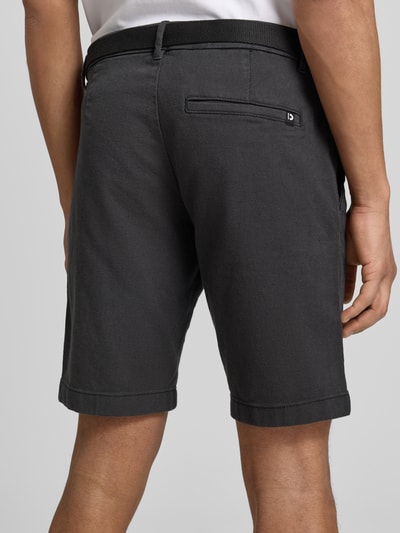 Männermodel trägt Regular Fit Chinoshorts aus Baumwoll-Mix von Tom Tailor Denim, Bi-Color Optik, Gesäßtasche, Ganzkörperansicht Rückansicht.
