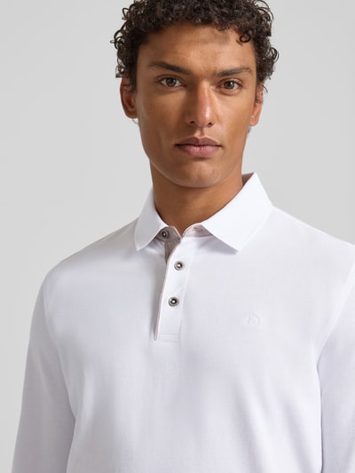 Männermodel trägt Regular Fit Poloshirt mit Kontrastkragen und Label-Stitching von Bugatti, Reine Baumwolle, Nahaufnahme Oberkörper.