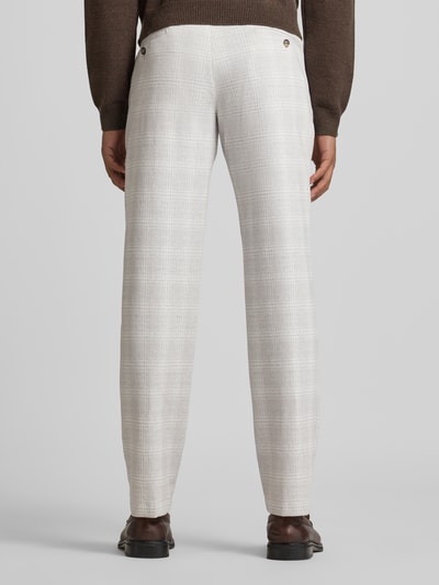 Männermodel trägt Hose mit Tunnelzug Modell 'Sake' von JOOP! Collection aus hellem Material-Mix mit Baumwoll-Anteil, Regular-Fit, Karomuster, Eingrifftaschen, Bundweite bei Größe 50: 41 cm, Innenbeinlänge: 80 cm, Ganzkörperansicht Rückansicht.